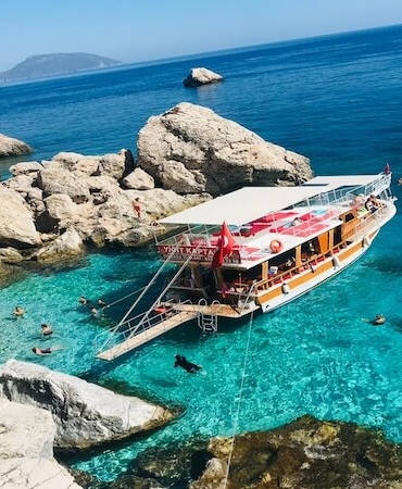 Adrasan’da Tekne Turu Sezonu Başladı: Koylar Ziyaretçilerini Bekliyor